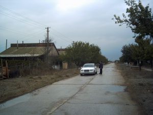 I byn Sari Bash på steppen fick tatarerna vänta på vatten i flera år efter återkomsten. När Ryssland annekterade Krim stängdes vattnet av igen. (foto: Torgny Hinnemo)