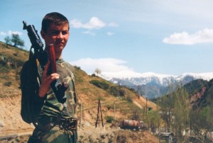 Soldat med automatvapen på axeln