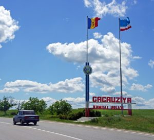 Två flaggstänger med Moldovas och Gagauziens flaggor