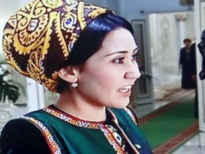 Kvinna iförd turkmenisk schal kring huvudet