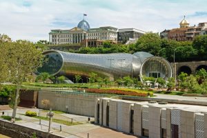 Massimiliano Fuksas Teater och utställningshall framför presidentpalatset (foto: Torgny Hinnemo)