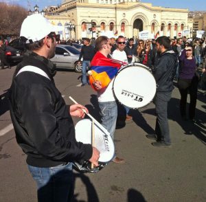 Demonstranter med trumma i centrala Jerevan