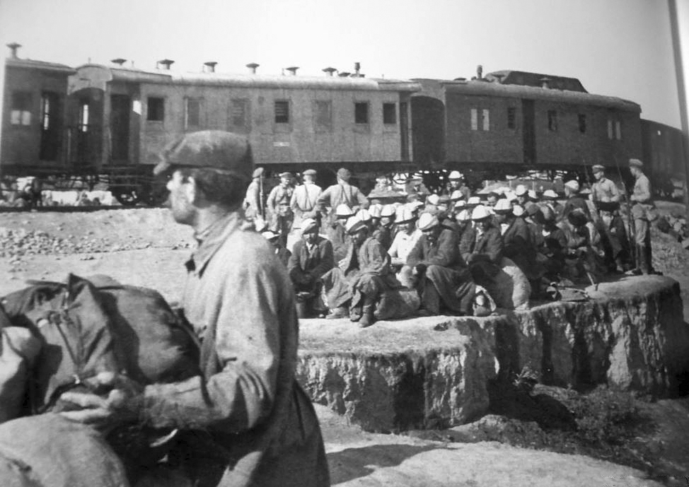 Krigsfångar framför tåg