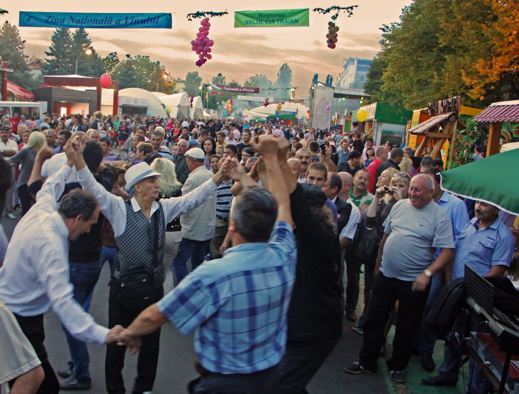 Vinet har en officiell helgdag i Moldova. Då bjuds allmänheten att testa de senaste årgångsvinerna. (foto:Torgny Hinnemo)