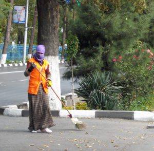 Kvinnor städar överallt i Centralasien men auktoritära politiker känner sig förödmjukade om d städar åt andra. (foto: Torgny Hinnemo)