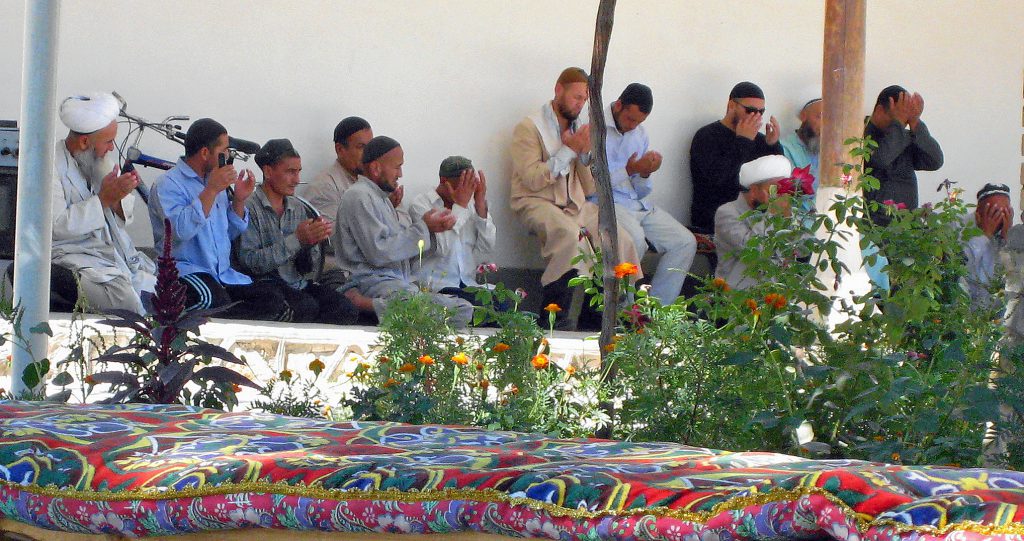 Vallfärder till Sheikh Bahauddin Naqshbandis grav utanför Buchara uppmuntrades tidigare av regimen. Sufismen sågs som en motvikt mot radikalare rörelser inom Islam. Dagens uzbekiska ledare oroas däremot sufisternas ovilja att underkasta sig staten (foto: Torgny Hinnemo)